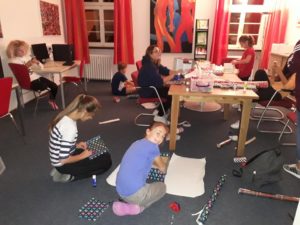 Schüler beim Basteln 3